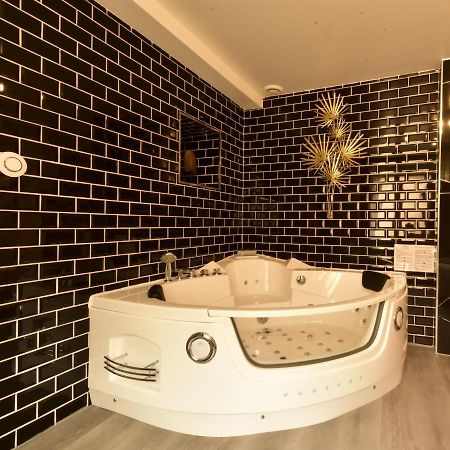 Appartement Jacuzzi Gold&Night Вернёй-сюр-Авр Экстерьер фото